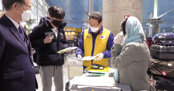이란 교민과 그 가족, 주재원 80명이 18일(현지시간) 오후 테헤란 이맘호메이니국제공항에서 주이란 한국 대사관의 안내에 따라 출국 수속을 밟고 있다. [연합]