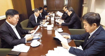 은성수 금융위원장은 6일 은행연합회 뱅커스클럽에서 금융협회장 6명을 만났다. [금융위 제공]