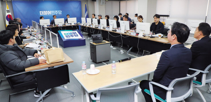 더불어민주당 공천관리위원회의 제21대 총선 지역구 국회의원 후보자 면접이 9일 오전 서울 여의도 더불어민주당 중앙당사에서 열리고 있다. [연합]