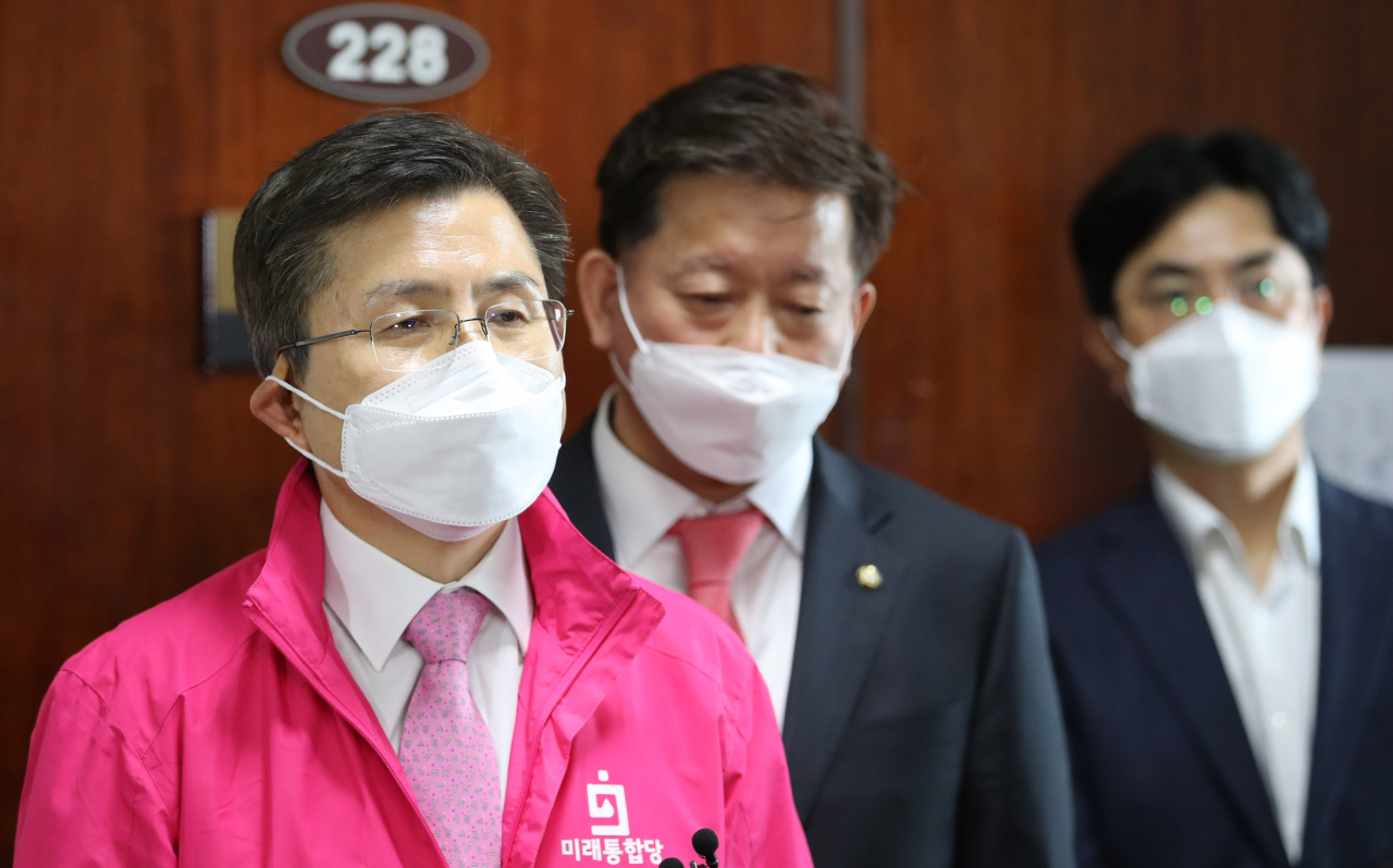 황교안 미래통합당 대표가 19일 오전 서울 여의도 국회에서 최고위원회의를 마치고 기자들의 질문에 답하고 있다. [연합]