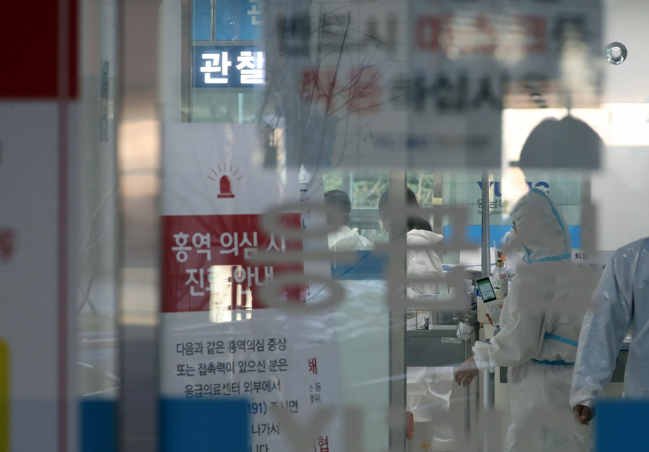보건 당국은 전날 폐렴 증세를 보인 17세 소년이 영남대병원에서 사망해 신종 코로나바이러스 감염증(코로나19) 감염 여부를 검사했으나 최종 음성 판정을 내렸다고 19일 밝혔다. 사진은 18일 오후 대구시 남구 영남대학교병원 응급실에서 의료진이 분주히 오가고 있는 모습. [연합]