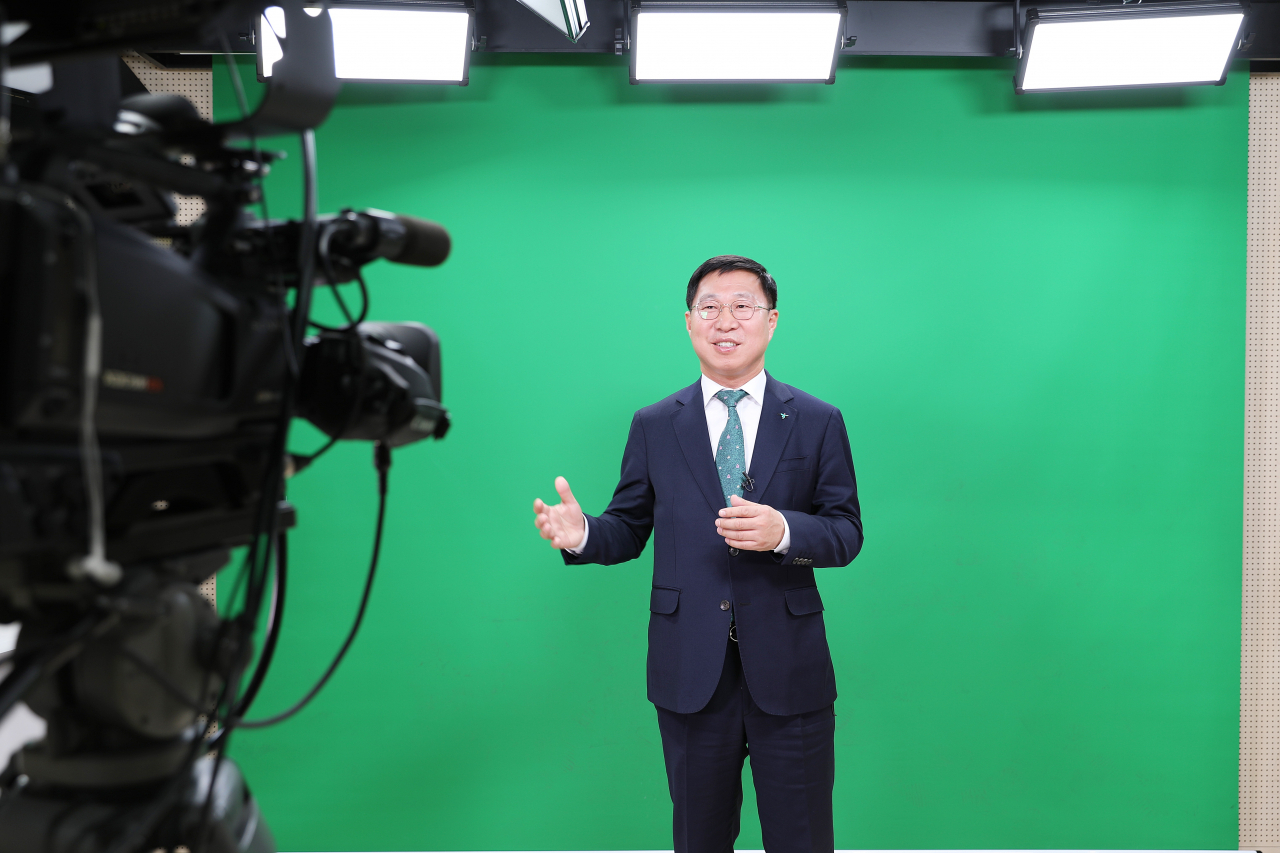 김인석 신임 대표가 19일 동영상으로 취임사를 전하고 있다.