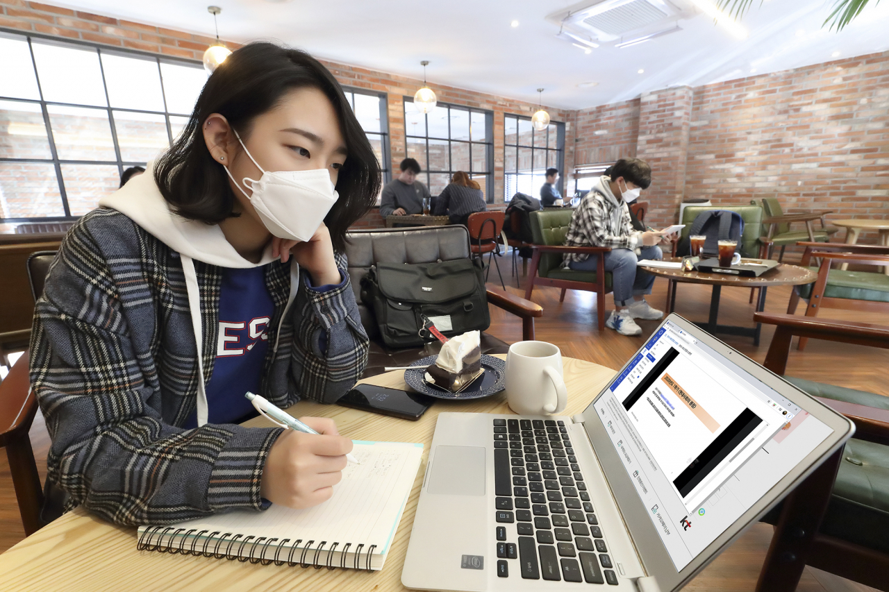 KT가 지난 16일부터 시작된 각 대학의 온라인 강의가 차질 없이 진행되도록 인터넷 용량을 긴급 증설하고, 전담 인력을 투입하는 등 최선을 다하고 있다고 19일 밝혔다. [연합]