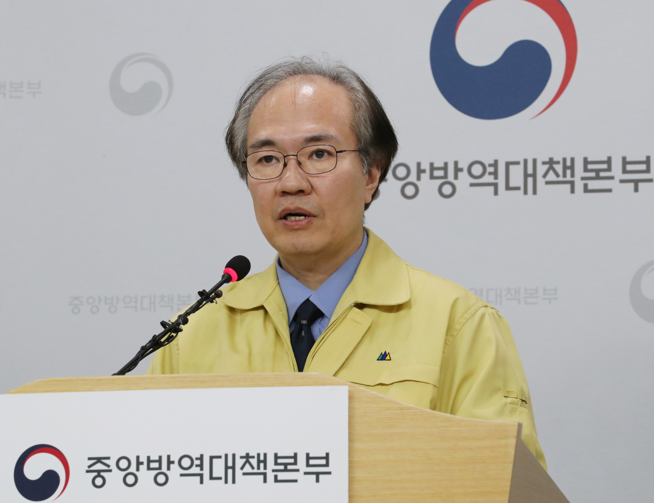 권준욱 중앙방역대책부본부장(국립보건연구원장)이 19일 오후 충북 청주시 질병관리본부에서 코로나19 국내 발생현황 및 확진환자 중간조사 결과 등 정례브리핑을 하고 있다. [연합]