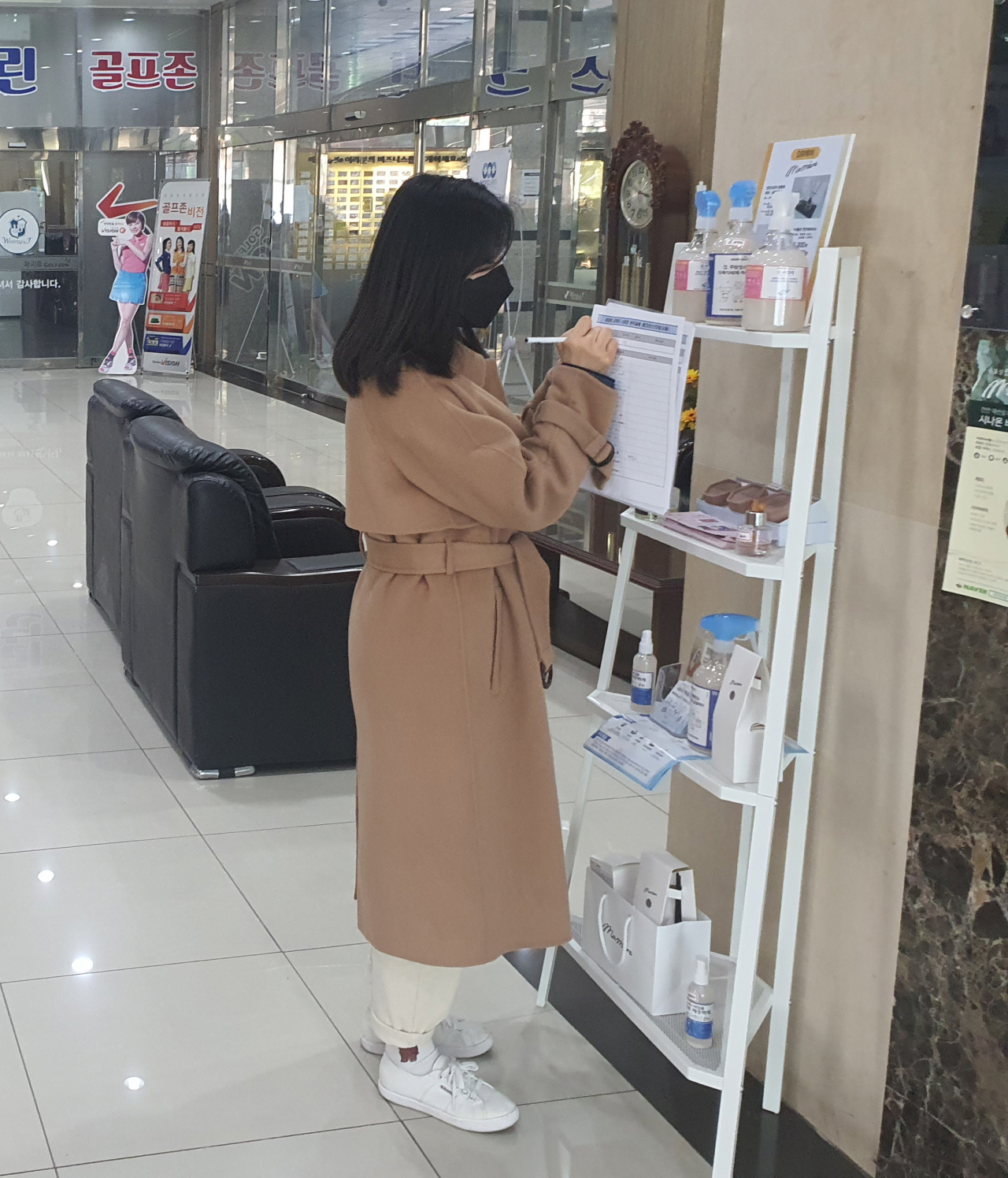사람들이 많이 이용하는 체육시설을 점검하고 있다. [화성시 제공]