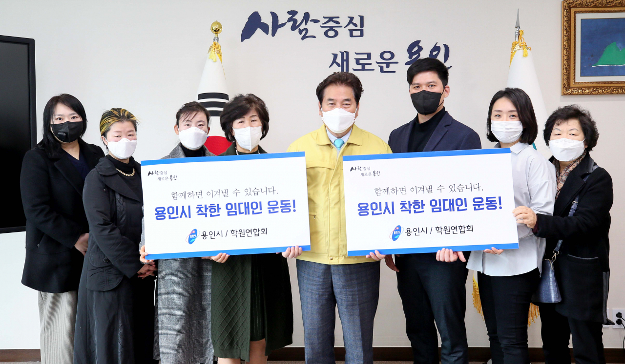 ‘착한 임대 운동’에 동참한 임대인과 학원 관계자들이 백군기 용인시장과 기념촬영을 하고 있다. [용인시 제공]