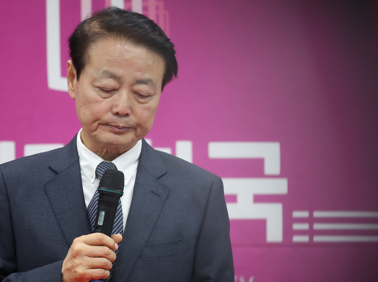 한선교 미래한국당 대표가 19일 오후 서울 영등포구 여의도 미래한국당 당사에서 당대표직 사퇴 기자회견을 하고 있다. [연합]
