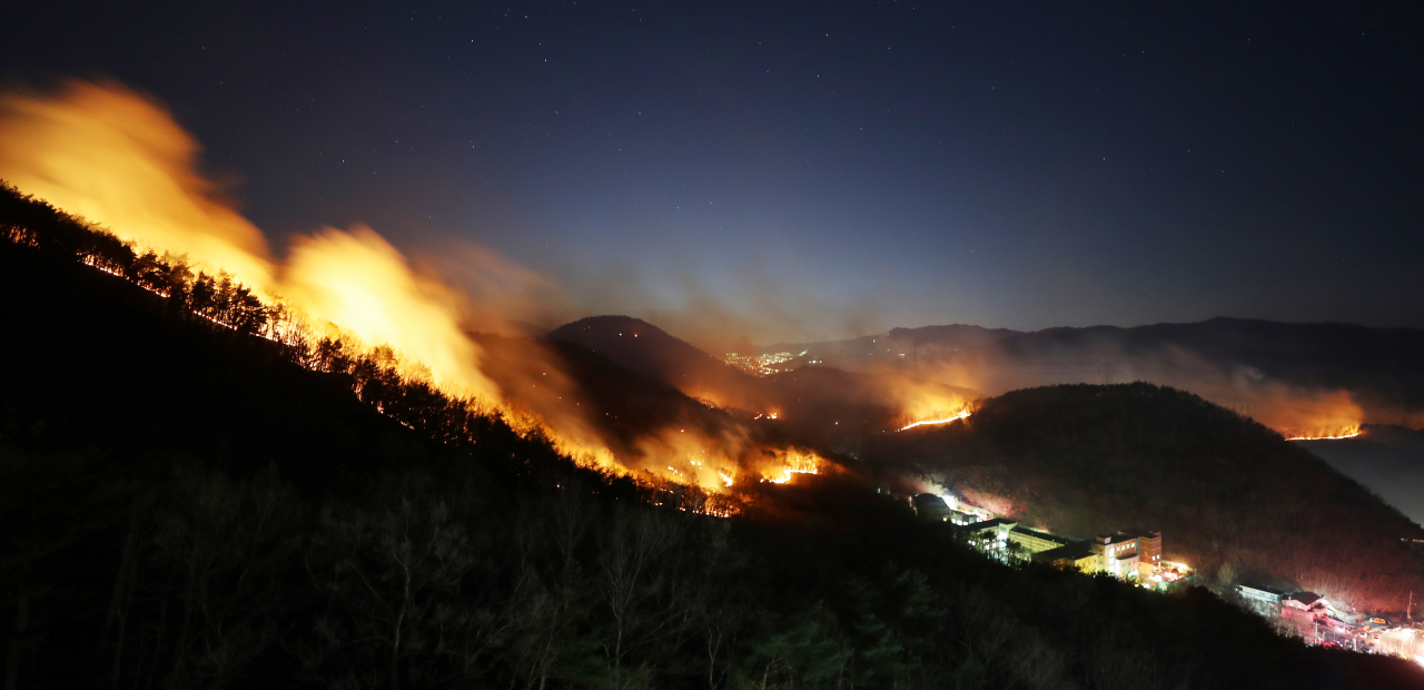 19일 오후 울산시 울주군 청량읍에서 산불이 강한 바람을 타고 계속해서 번지고 있다. [연합]
