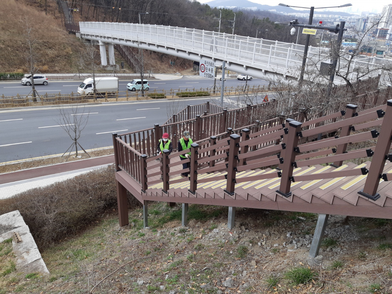성남누비길 제1구간에 있는 남한산성 등산육교. [성남시 제공]