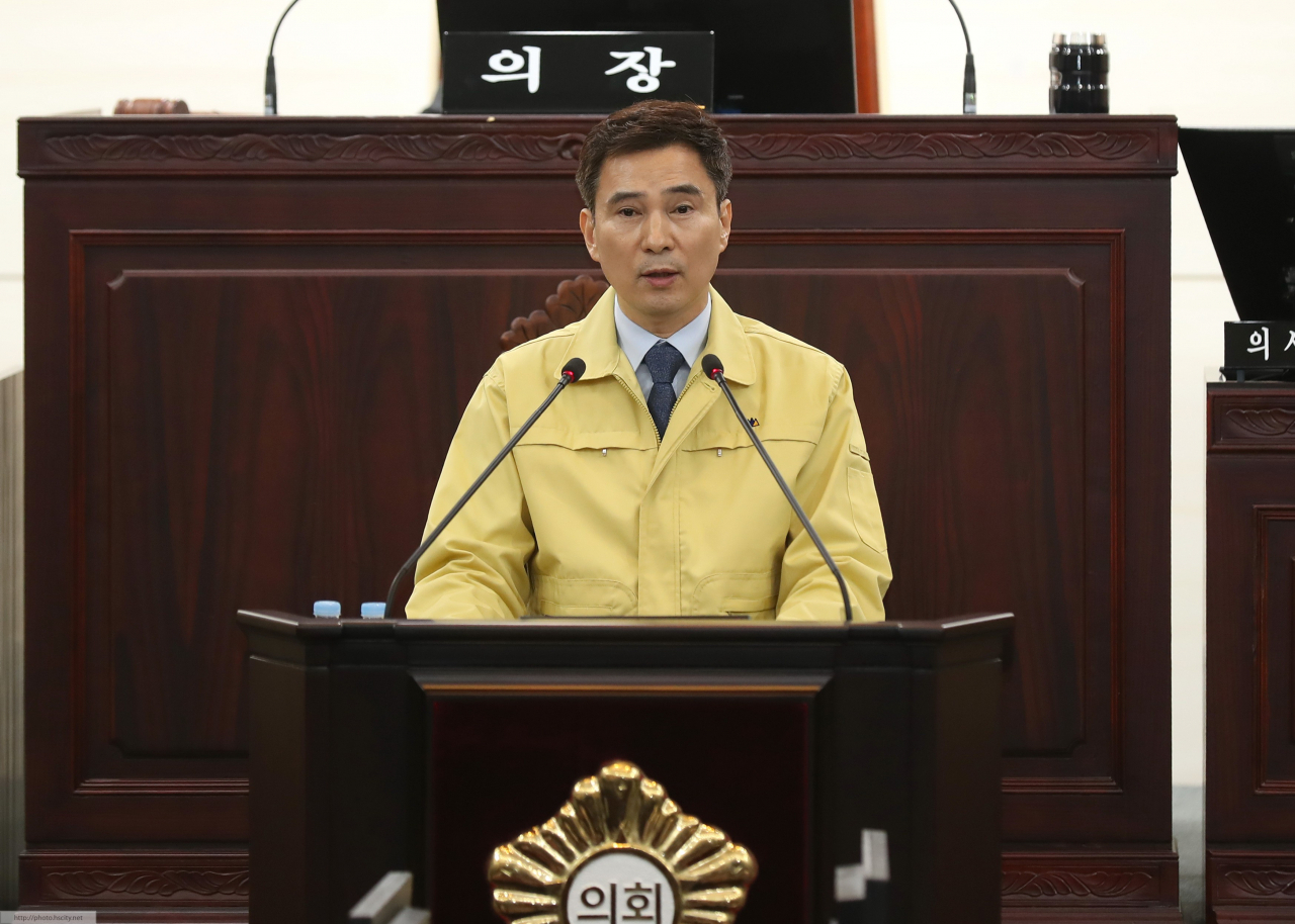 시의회 임시회에서 제안설명을 하고 있는 서철모 화성시장. [화성시 제공]