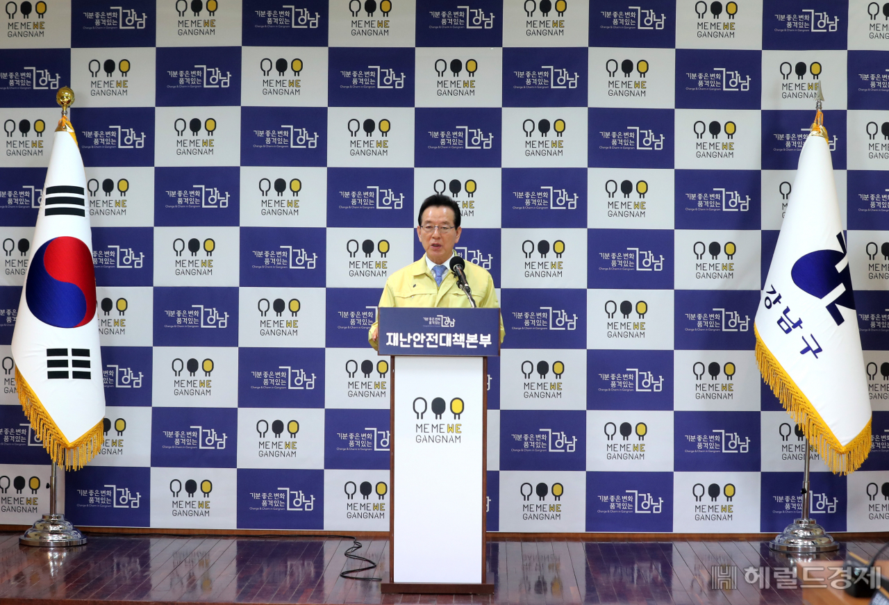 정순균 구청장이 19일 코로나19 긴급브리핑을 하고 있다. [강남구 제공]