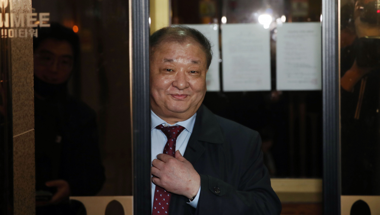 강창일 더불어민주당 의원이 지난 16일 오후 서울 영등포구 여의도의 한 식당에서 이해찬 대표와 오찬을 마치고 식당을 나서고 있다. [연합]