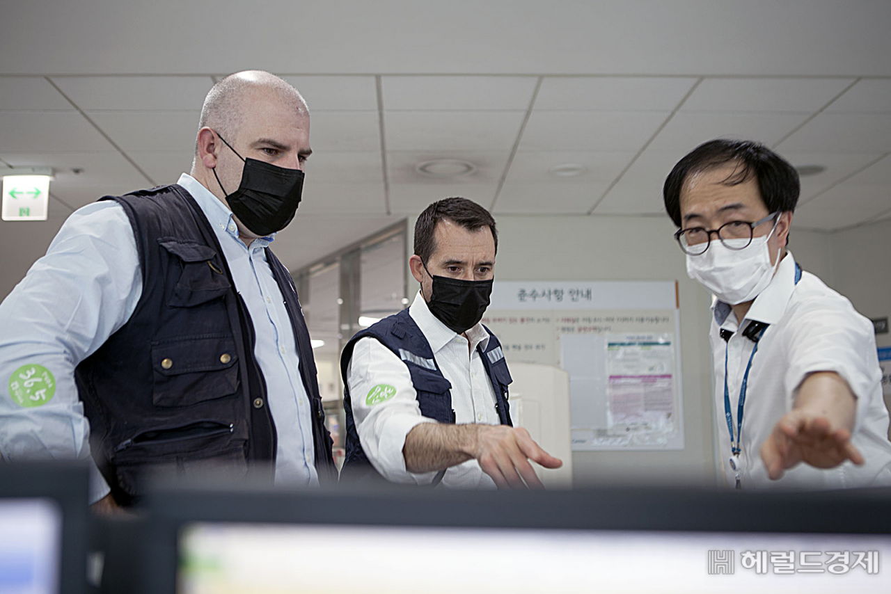 세계보건기구 자문위원단이 서울의료원 관계자로부터 코로나 19 대응 방안등에 대해 설명을 듣고 있다. [서울의료원]