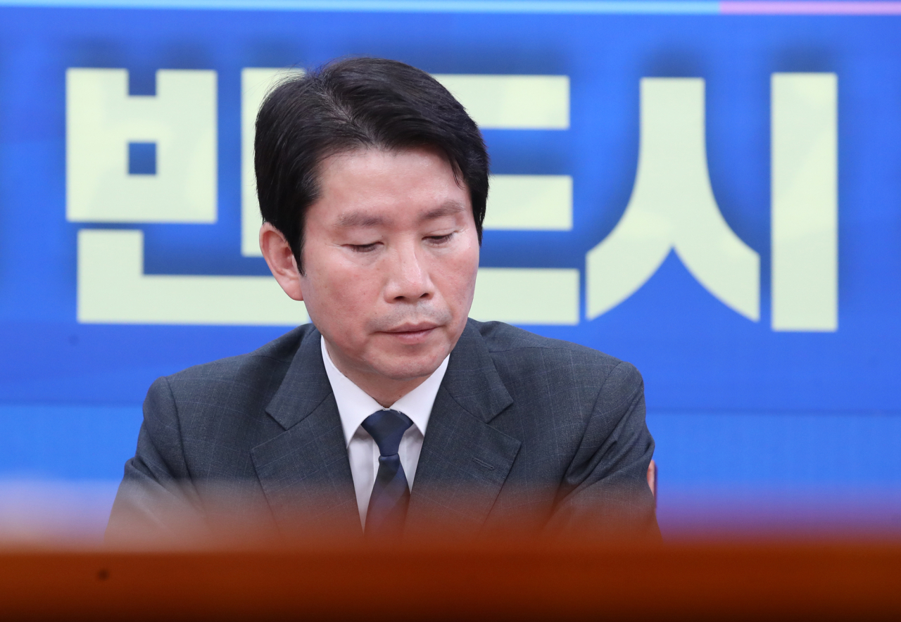 더불어민주당 이인영 원내대표가 지난 19일 서울 여의도 국회에서 열린 정책조정회의에서 생각에 잠겨 있다. [연합]