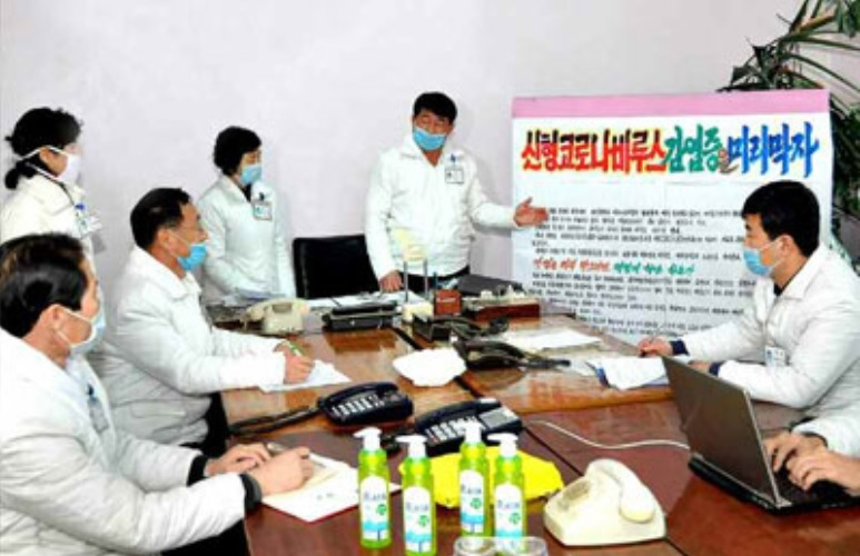 미국이 연일 코로나19 사태와 관련해 북한에 지원 입장을 밝혔지만 북한의 응답 여부는 확인되지 않고 있다. 평안북도인민병원 의료진이 코로나19 예방과 관련해 논의하고 있다. [헤럴드DB]