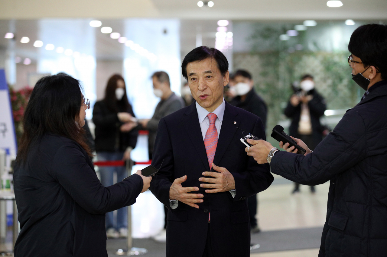 이주열 한국은행 총재가 20일 서울 중구 한은 본관으로 출근하는 길에 한·미 통화스와프 체결에 대한 배경을 설명하고 있다. [사진제공 한국은행]