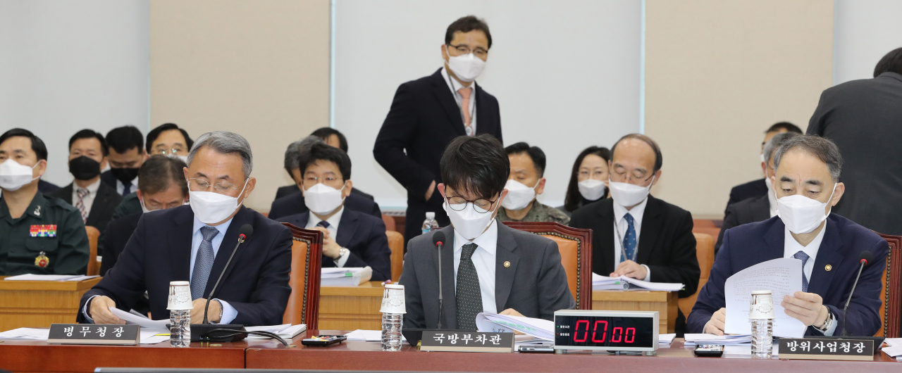 왕정홍 방위사업청장(오른쪽), 박재민 국방부 차관(가운데), 모종화 병무청장(왼쪽)이 지난달 국회에서 열린 국방위 전체회의에 참석하고 있다.[연합]