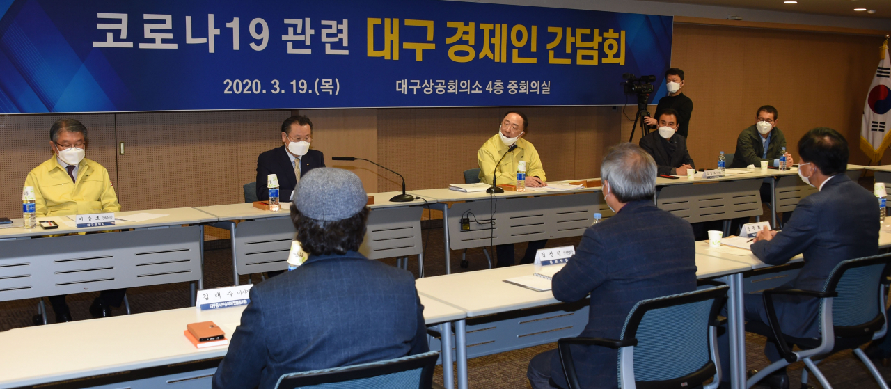 600억달러 규모의 한미 통화스와프 계약 체결로 대외건전성에는 강력한 방파제가 마련됐지만, 코로나19 피해지원과 경기부양 등을 위한 재정 투입이 늘어나면서 재정건전성에는 비상이 걸렸다. 홍남기 부총리 겸 기획재정부 장관이 19일 오후 대구상공회의소에서 열린 ‘코로나19 관련 대구경제인 간담회’에서 모두발언을 하고 있다. [기획재정부 제공]