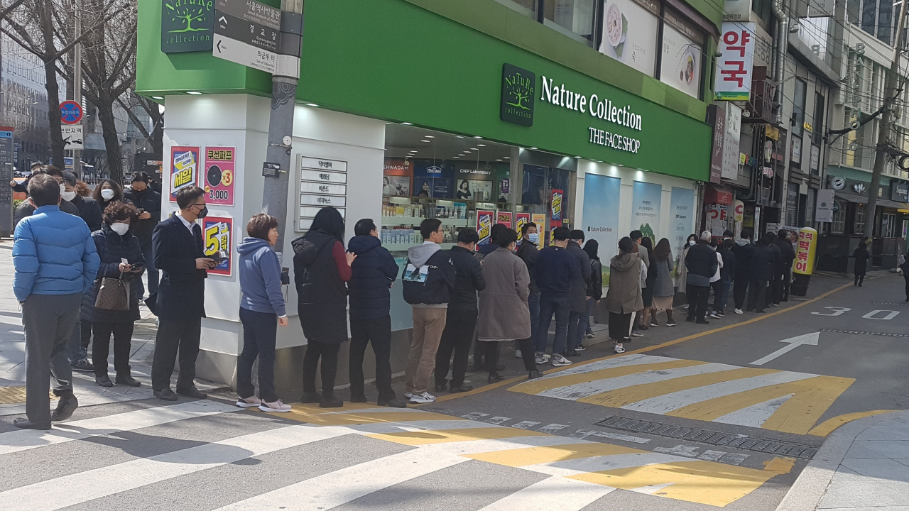 광화문사거리에 위치한 약국에 시민들이 공적마스크를 구매하기 위해 줄을 서고 있다. [최원혁 기자/choigo@]
