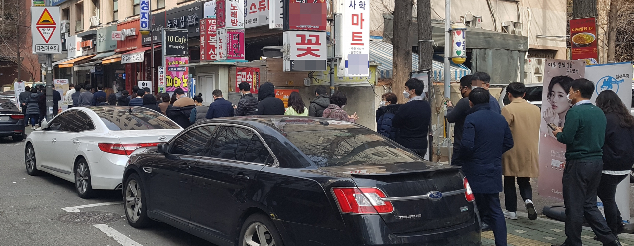 여의도 증권가 주변 약국도 시민들이 공적 마스크를 구매하기 위해 긴 줄을 섰다. [최원혁 기자/choigo@]