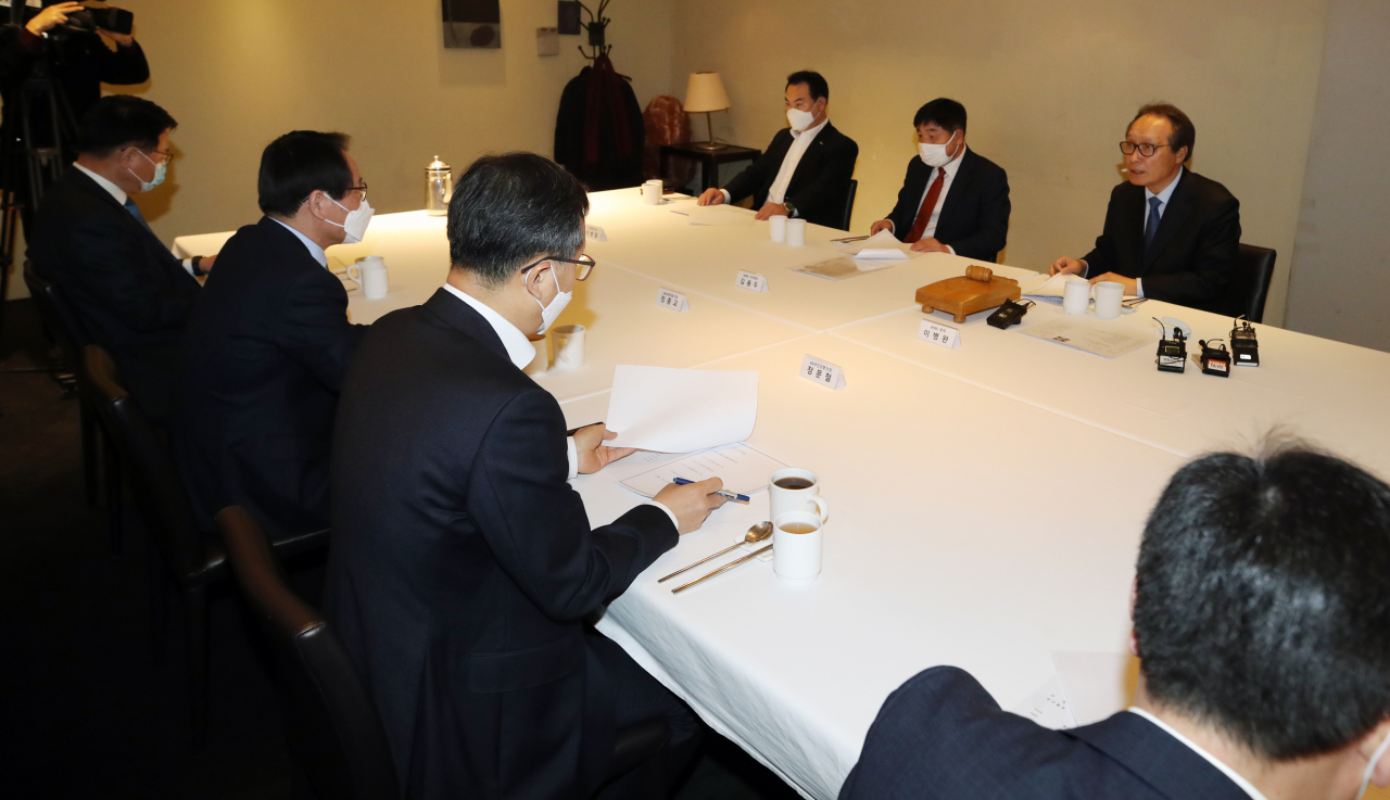 한국여자농구연맹(WKBL)이 20일 이병완 총재(오른쪽) 주재로 이사회를 열고 잔여경기를 치르지 않고 시즌을 종료하기로 결정했다. 이날 진행된 이사회 모습./연합뉴스