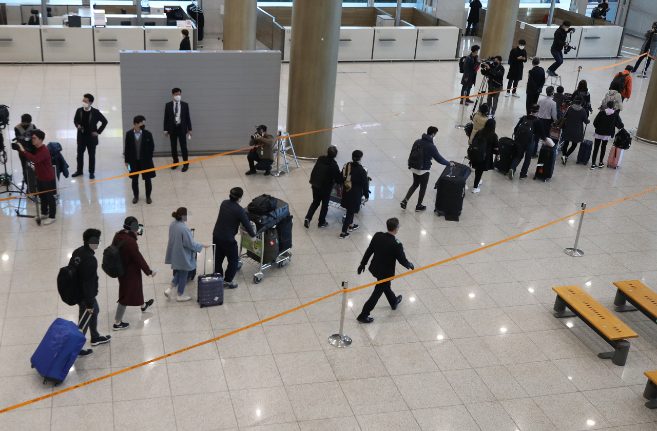이란 교민들이 지난 19일 오후 인천국제공항 1터미널을 통해 귀국하고 있다. 이들은 18일(현지시간) 밤 이란 테헤란에서 출발했고, 아랍에미리트(UAE) 두바이를 경유해 이날 오후 인천공항에 도착했다. [연합]