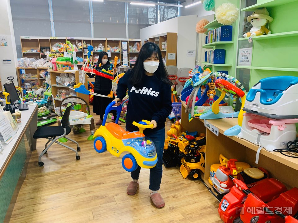 반납한 장난감은 깨끗하게 소독한다. [금천구 제공]