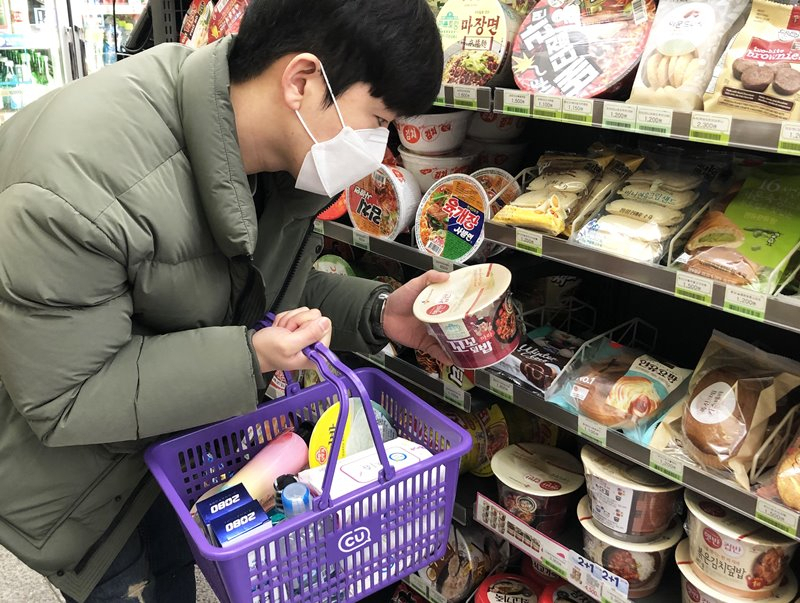한 고객이 편의점에서 상품을 고르고 있다. [CU 제공]