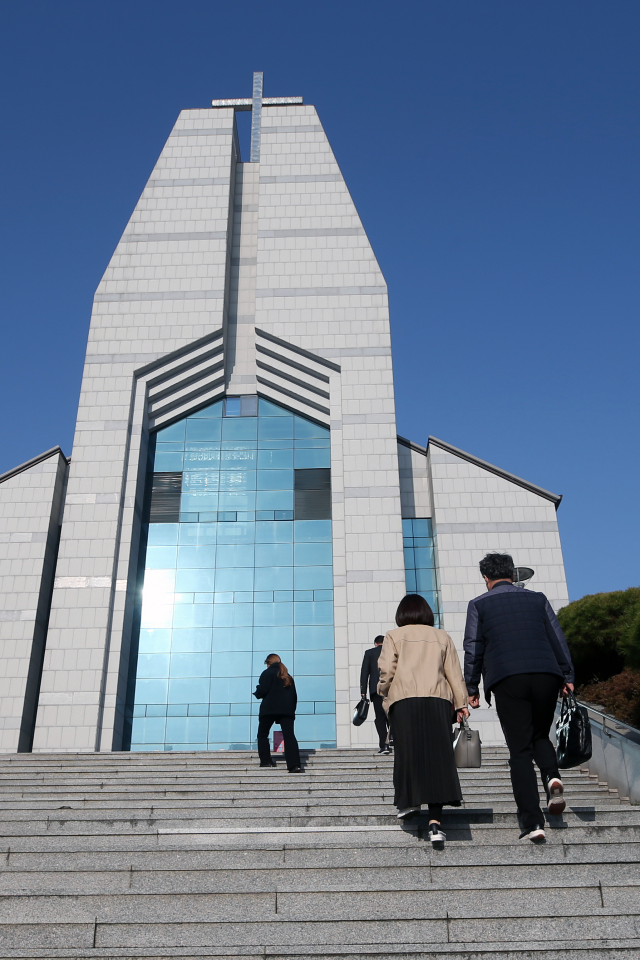 지난 주 광주 서구 한 대형교회에서 신도들이 주일예배를 참석하기 위해 계단을 오르고 있다. 연합뉴스