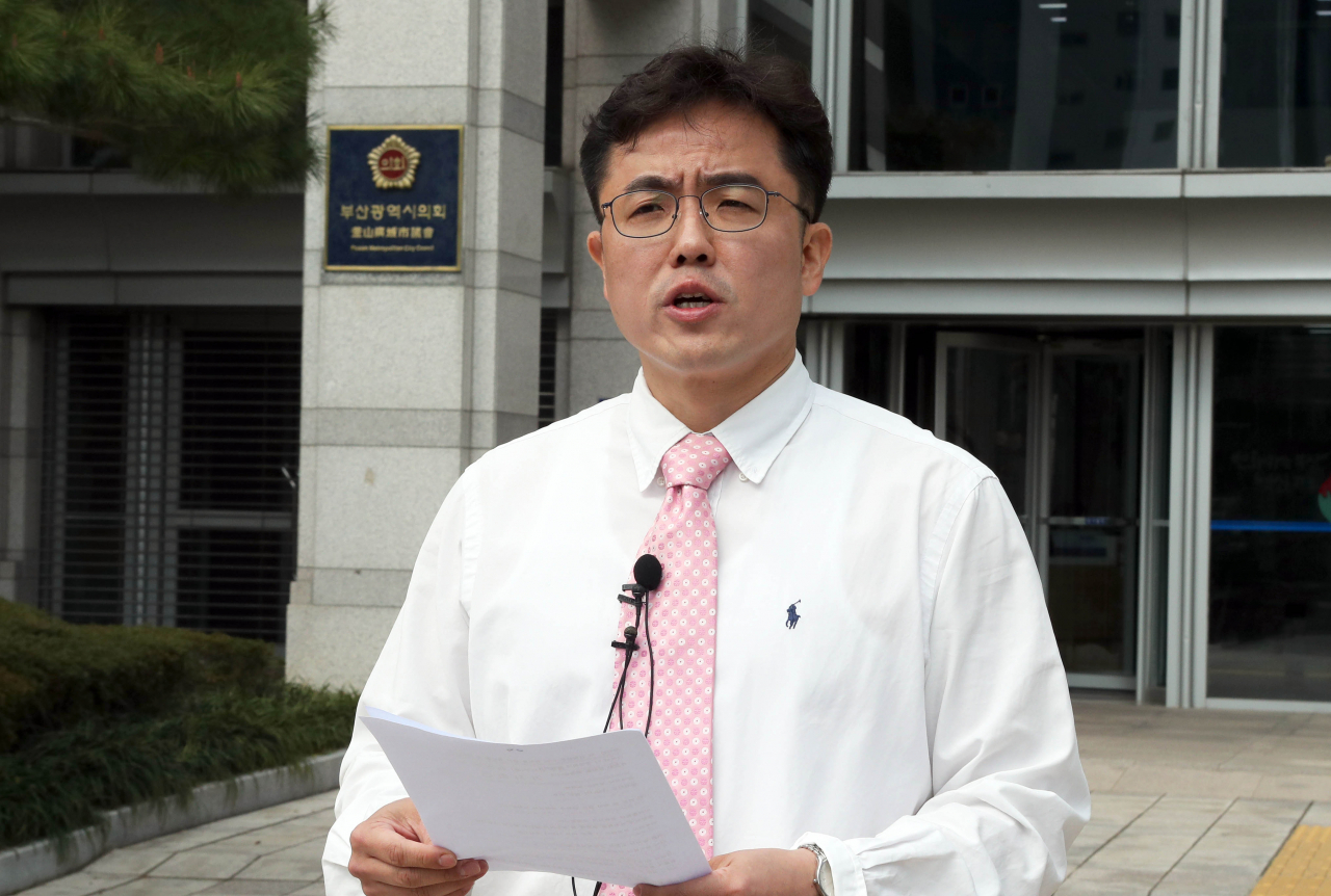 미래통합당 김원성 부산 북·강서을 예비후보가 19일 부산시의회 앞에서 긴급 기자회견을 열고 미투 의혹을 전면 부인하는 입장을 밝히고 있다. [연합]