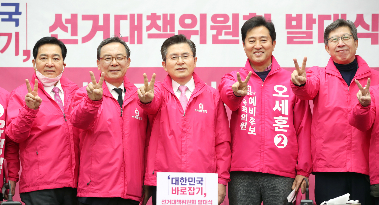 황교안 미래통합당 대표와 심재철 원내대표 등이 20일 오전 국회에서 열린 제21대 국회의원 선거 중앙선거대책위원회 발대식에서 기념촬영 하고 있다. [연합]