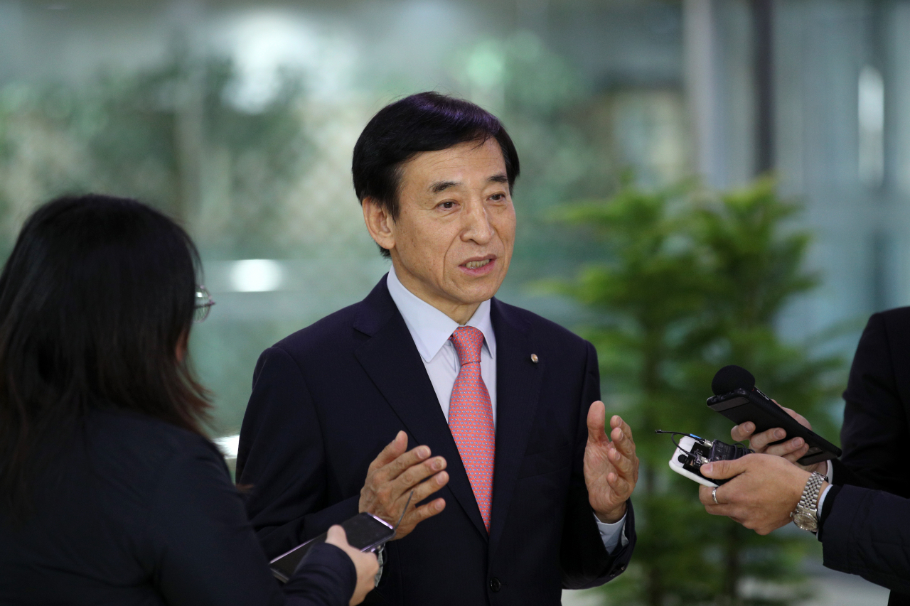 이주열 한국은행 총재가 20일 서울 중구 한은 본관으로 출근하는 길에 전날 체결된 한·미 통화스와프에 대한 설명을 하고 있다. [사진제공 한국은행]