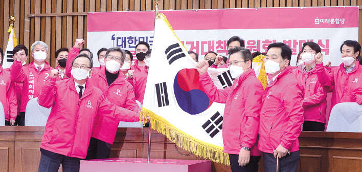 미래통합당 황교안 대표와 심재철 원내대표, 박형준 전 혁신통합추진위원장, 신세돈 숙명여대 경제학부 명예교수가 20일 국회에서 열린 중앙선거대책위원회 발대식에서 태극기를 흔들고 있다.  이상섭 기자