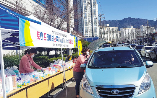 ‘장난감도 드라이브 스루로 빌려요.’ ‘신종 코로나바이러스 감염증(코로나19) 사태’로 이전에 경험해 보지 못했던 일상이 하나둘 늘어나고 있다. 경남 창원시가 코로나19 사태가 장기화하면서 차 안에서 바로 장남감을 빌릴 수 있는 ‘장난감 드라이브 스루’ 서비스를 시작했다. 한 창원시민이 차에 탄 채 전날 예약한 장난감을 빌리고 있다. [연합]