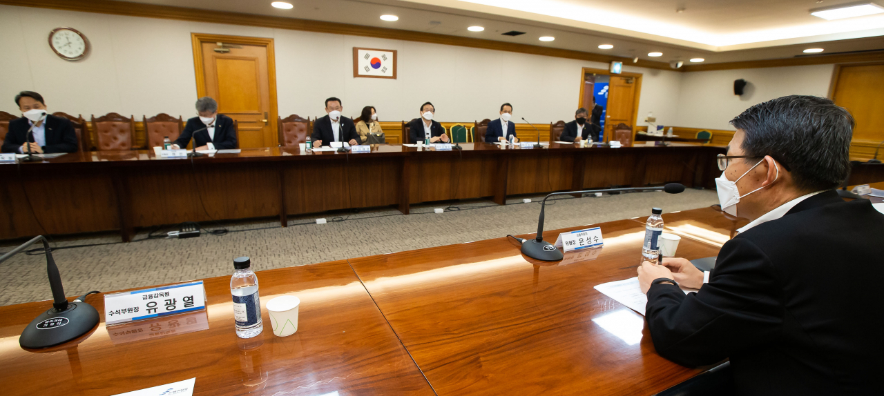 [사진=20일 서울 명동 은행연합회관에서 은성수 금융위원장과 은행권 관계자들이 코로나19 대응 관련 회의를 하고 있다.]