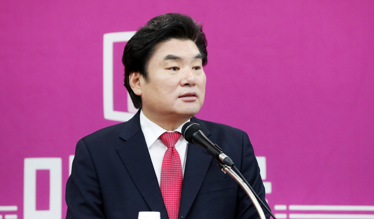 원유철 미래한국당 신임 당 대표가 20일 오전 서울 영등포구 여의도 미래한국당 당사에서 열린 기자회견에서 인사말을 하고 있다. [연합]