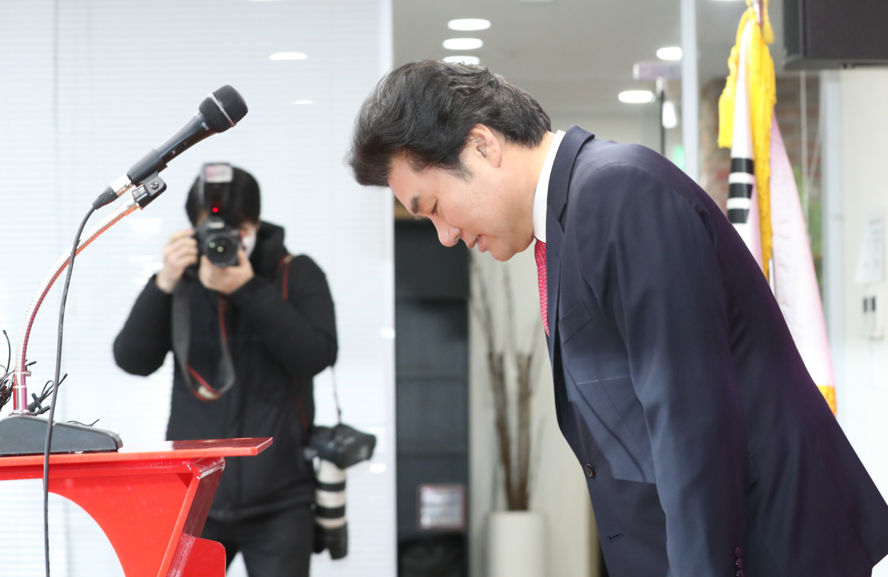 원유철 미래한국당 신임 당 대표가 20일 오전 서울 영등포구 여의도 미래한국당 당사에서 열린 기자회견에서 인사하고 있다. [연합]