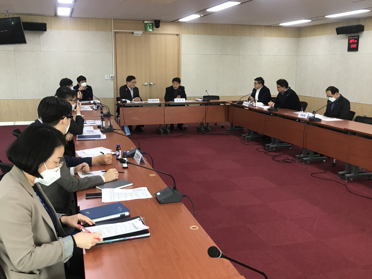 지난 19일 시와 경기신보는 6개 은행 관계자들과 신청절차 간소화 방안을 논의하고 있다. [용인시 제공]