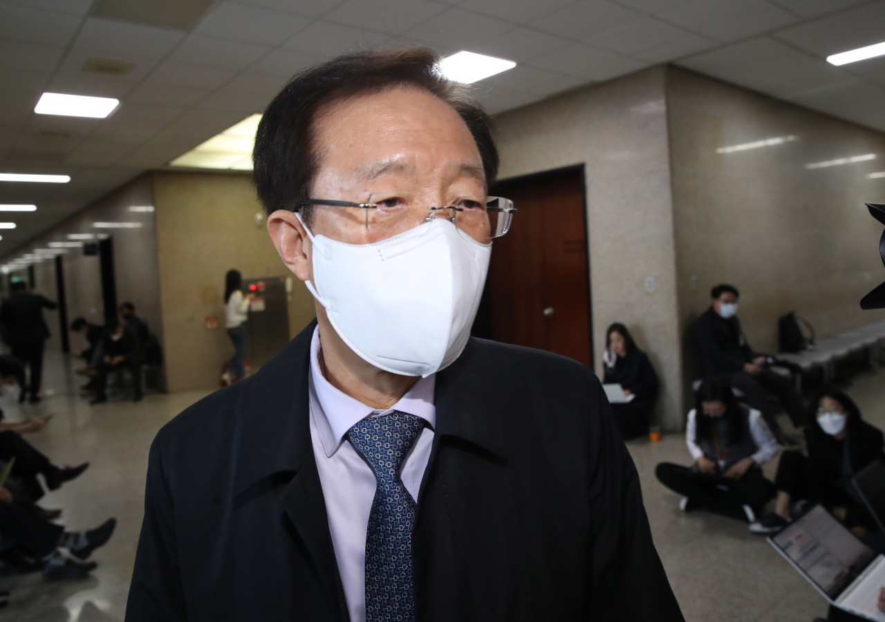 이석연 미래통합당 공천관리위원회 위원장 직무대행(부위원장)이 20일 오후 서울 여의도 국회에서 열린 공천관리위원회 회의에 참석하고 있다. [연합]