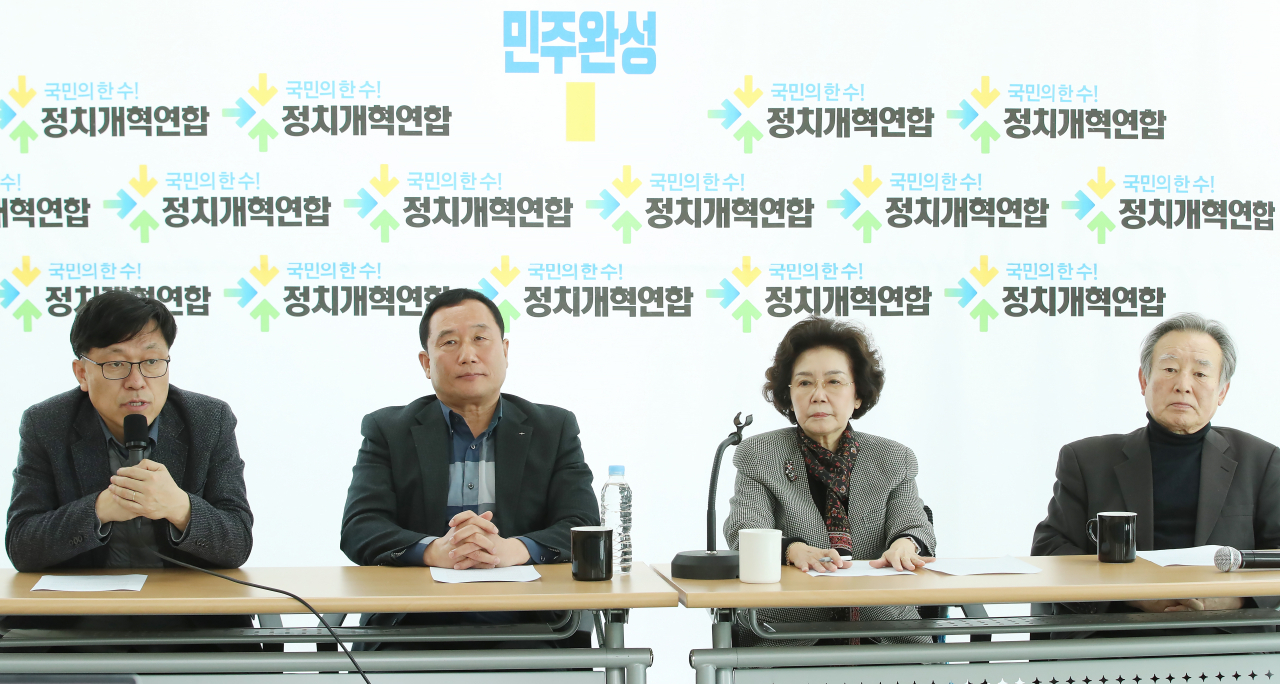 하승수 정치개혁연합 집행위원장(왼쪽 첫번째)이 20일 오후 서울 종로구 운현하늘빌딩에서 열린 정치개혁연합 최고위원-집행위원 연석회의 결과 기자회견에서 질문에 답변하고 있다. [연합]
