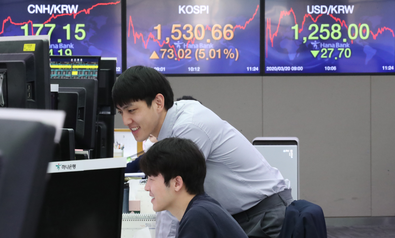 20일 서울 중구 하나은행 본점 딜링룸에서 직원들이 컴퓨터 화면을 바라보며 논의하고 있다. 이날 코스피는 미 중앙은행인 연방준비제도의 통화스와프 협정 확대 등 시장 안정화 조치와 유럽 주요국 증시의 1~2%대 오름세 등 글로벌 증시의 반등에 힘입어 장중 1,530선을 상회했다. 연합뉴스