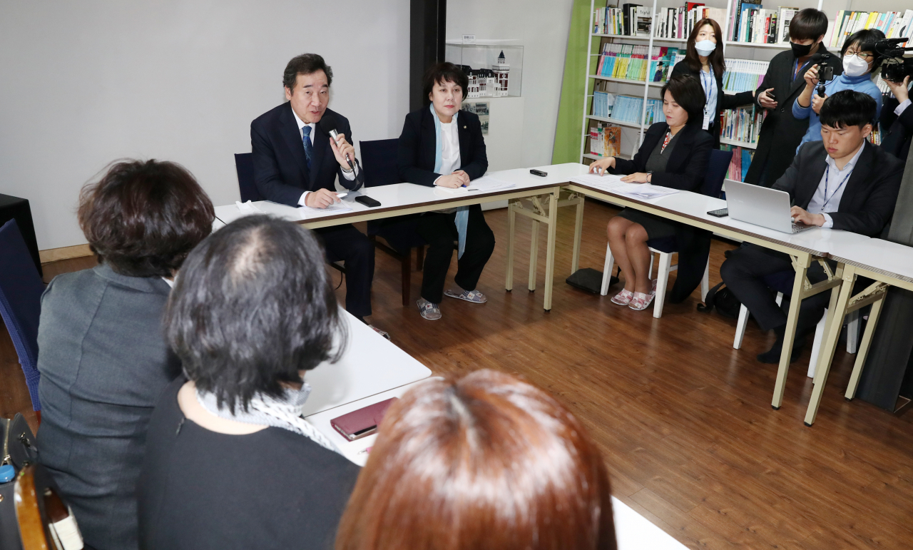 이낙연 더불어민주당 코로나19국난극복위원장이 20일 서울 종로구 서촌 별안간에서 긴급 돌봄 현장 방문의 일환으로 보육 교사들을 만나 발언하고 있다. [연합]