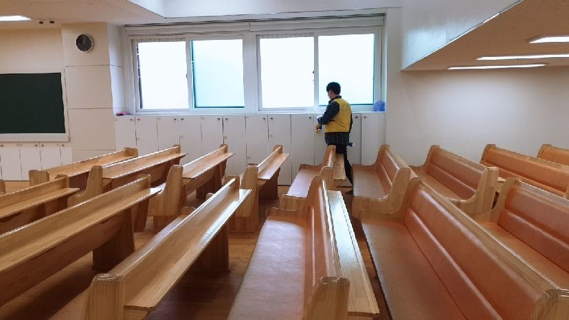 동작구 방역관계자가 신천지교회 예배당 등 시설 방역 소독을 하고 있다. [동작구 제공]