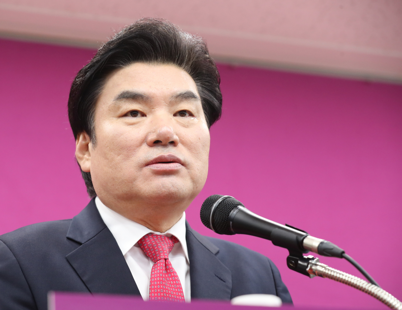 원유철 미래한국당 신임 당 대표가 20일 오전 서울 영등포구 여의도 미래한국당 당사에서 기자회견을 열고 공천관리위원회 재구성 의사를 밝히고 있다. [연합]