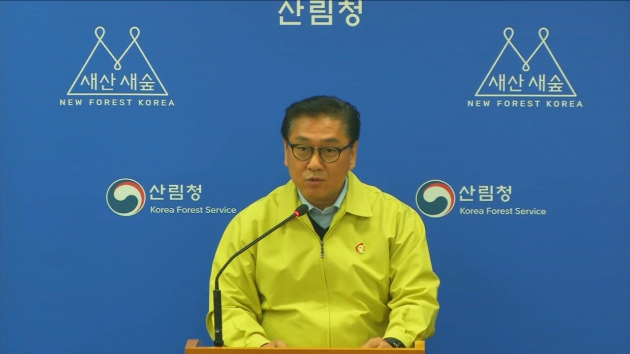 산림청 이용석 대변인(사진)이 20일 대전정부청사 브리핑룸에서 울산 산불 상황 등 산불 진화 현황 및 이번주 주말 대비사항을 브리핑하고 있다.