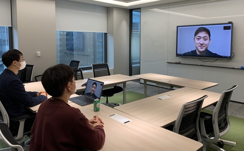 SK이노베이션 임직원들이 서울 종로구 SK서린빌딩에서 화상회의 시스템을 시험하고 있다.[SK이노베이션 제공]