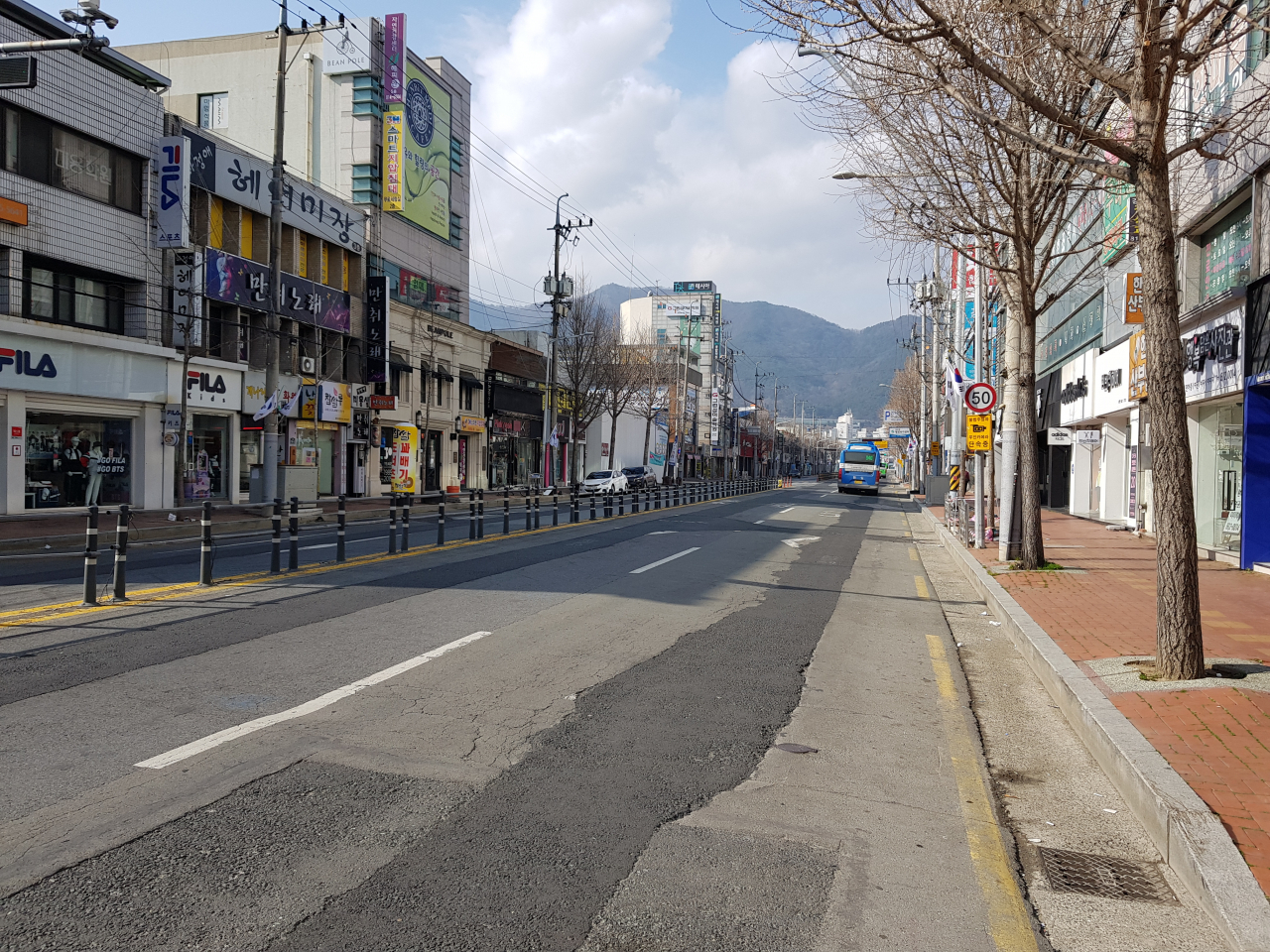 지난 1일 오전 신종 코로나바이러스 감염증(코로나19) 여파로 경북 경산 경산시장 앞 도로를 지나는 사람이 거의 없어 한적한 모습을 보이고 있다(사진은 기사 내용과 관련없음). [연합]