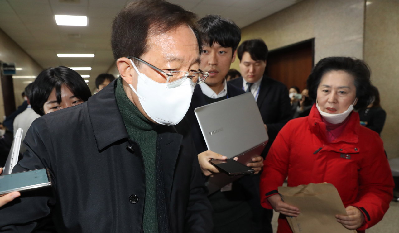 미래통합당 공천관리위원장 직무대행인 이석연 부위원장(왼쪽)이 19일 오후 서울 여의도 국회에서 열린 공천관리위원회에 참석하고 있다. 오른쪽은 공천 관련 자료를 전달하기 위해 다가오는 김영선 전 한나라당 대표. [연합]