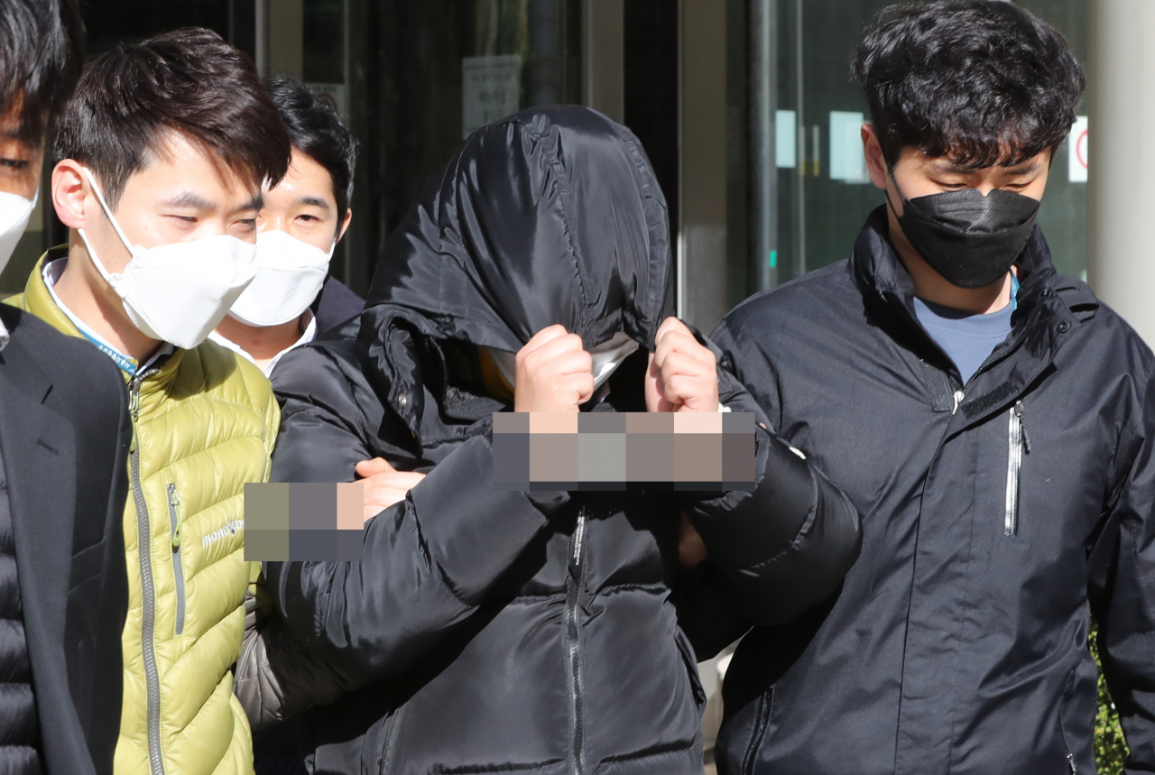 미성년자 등을 협박해 성착취물을 찍게 하고 이를 인터넷 메신저 텔레그램에서 유포한 혐의로 구속영장이 신청된 20대 남성 조모 씨가 지난 19일 오후 서울중앙지법에서 영장실질심사를 받은 뒤 법정에서 나오고 있다. 조 씨가 텔레그램에서 유료로 운영한 이른바 ‘박사방’이라는 음란 채널에는 미성년자 등 여러 여성을 상대로 한 성 착취 영상과 사진이 다수 올려졌다. [연합]
