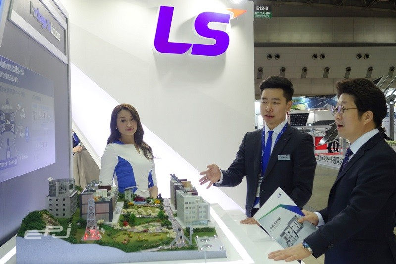 LS산전 관계자가 고객에게 자사의 스마트에너지 패키지 솔루션을 소개하고 있다. [LS산전 제공]